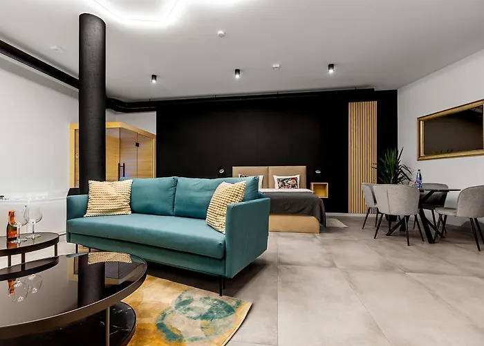 Warowna 2 Premium Jacuzzi & Sauna * بيشتنا