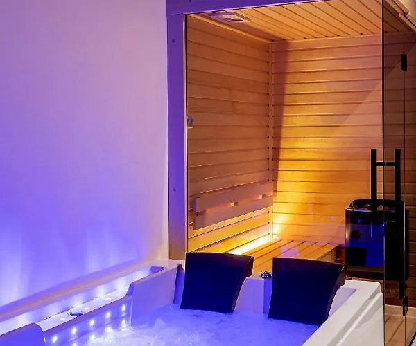 Warowna 2 Premium Jacuzzi & Sauna بيشتنا